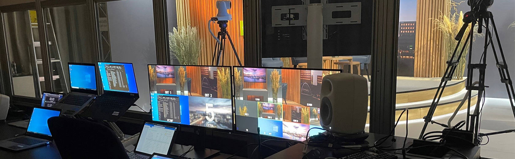 En studio med flera skärmar och kameror som övervakar inspelningen, utrustad för professionell produktion och sändning.